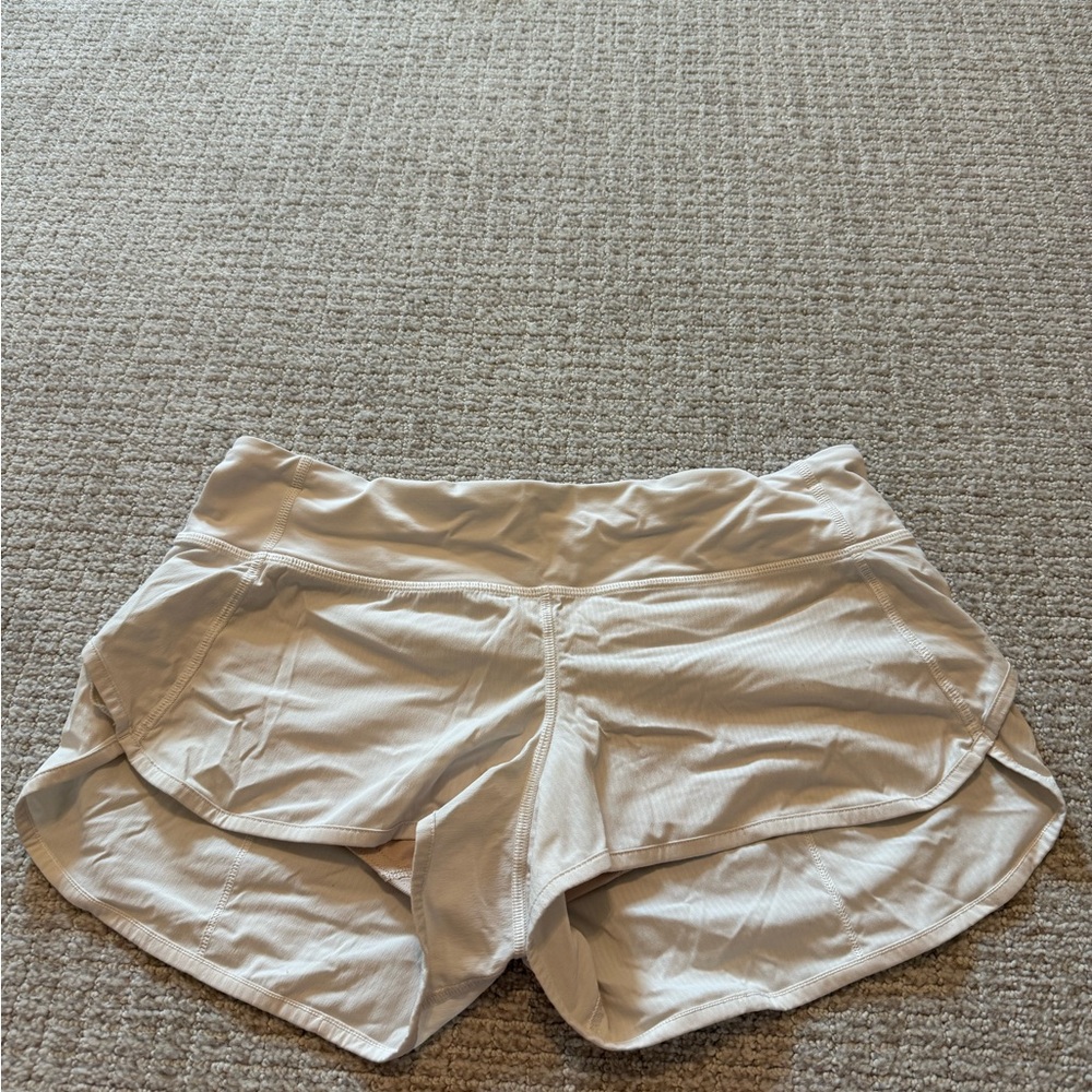Lululemon low rise speed ups 2.5 inch shorts size 6 white